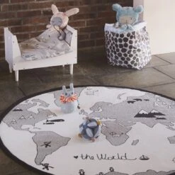 OYOY The World Kids Vloerkleed Ø 135 Cm. -Home Textielwinkel 26977 01 04 b8994bc863