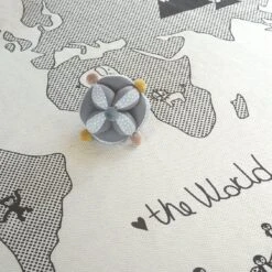 OYOY The World Kids Vloerkleed Ø 135 Cm. -Home Textielwinkel 26977 01 05 8653487e71