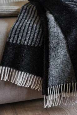 Circles Wollen Plaid 130x185 Cm 10 Circles Wollen Plaid 130x185 Cm -Home Textielwinkel 504262 01 10 EnvironmentImage 2897cbeaf5