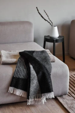 Circles Wollen Plaid 130x185 Cm 11 Circles Wollen Plaid 130x185 Cm -Home Textielwinkel 504262 01 20 EnvironmentImage 8fd8fc88b4