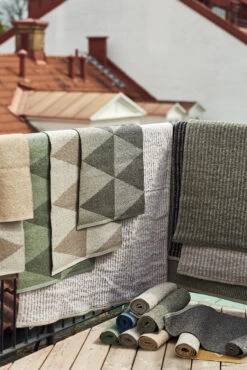 Rime Kunststof Vloerkleed Greige -Home Textielwinkel 515726 01 5 EnvironmentImage 4b7e7039f4