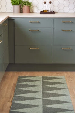 Rime Kunststof Vloerkleed Groen 6 Rime Kunststof Vloerkleed Groen -Home Textielwinkel 515731 01 4 EnvironmentImage f11dac09c7